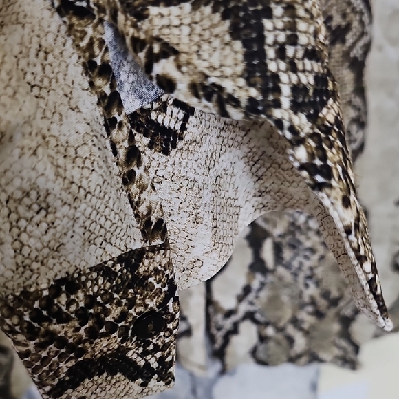 Mango Women's Animal Patterned Button-up Shirt Size 8 - Picture 4 of 5